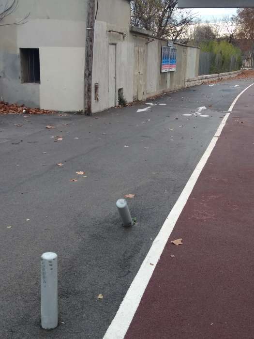 Potelets dangereux sur la piste