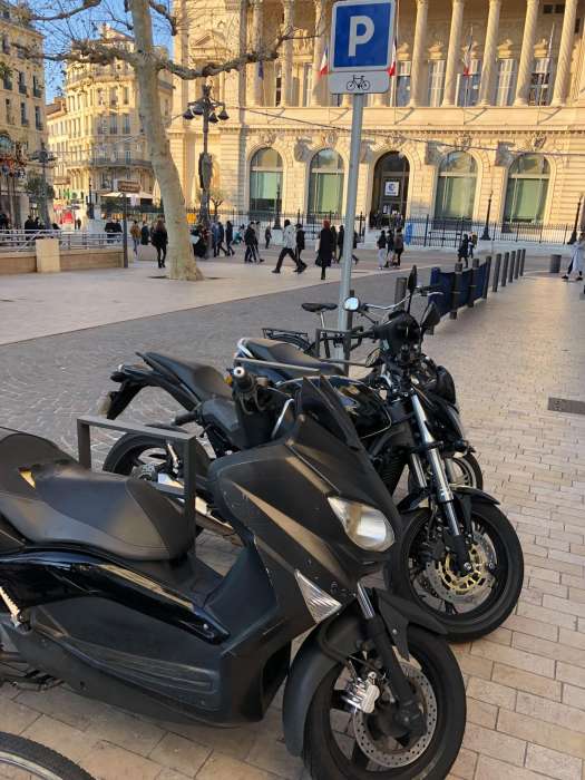 Parking Vélos squattés par les scooters