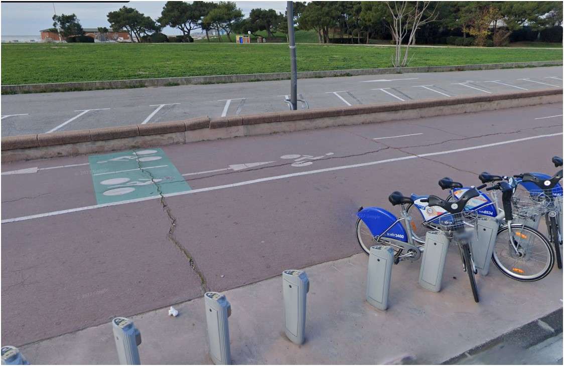 Piste sur trottoir et mal entretenue... 